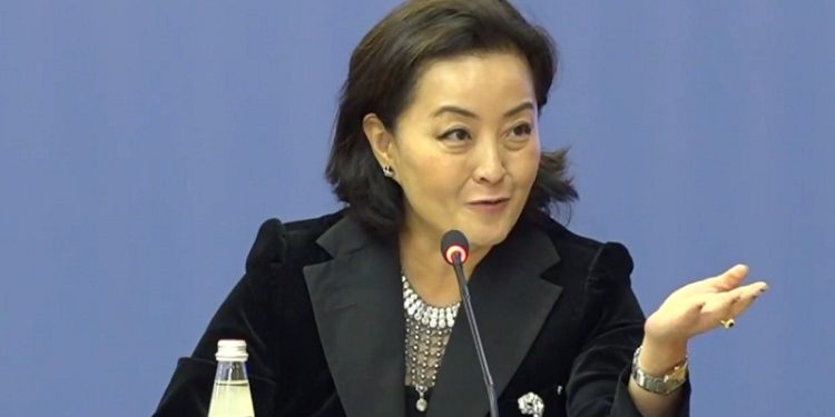 Gazetari shqiptar futet në dyqanin e s*ksit dhe bën lidhjen me Yuri Kim