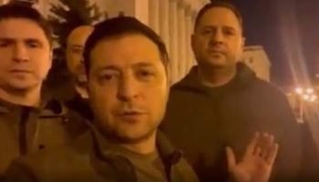 VIDEO/ Thanë se braktisi qytetin, Presidenti ukrainas nga rrugët e Kievit: Jemi të gjithë këtu