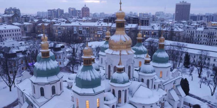 Kievi ngrin nga i ftohti, ukrainasit përballë acarit dhe trupave rusë