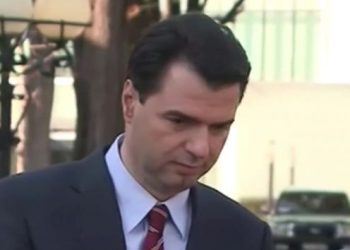 FOTO/ Demokratët masakrojnë Lulzim Bashën