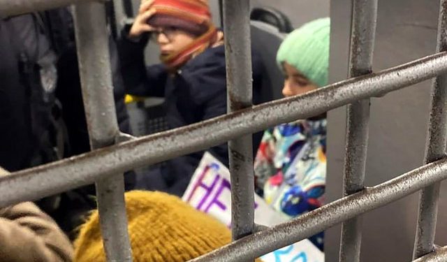 VIDEO/ Putin nuk kursen as fëmijët në Moskë/ Policia arrestohen 7-vjeçaren dhe nënën e saj pasi vendosën lule në ambasadën ukrainase