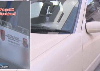 ‘Ligji dhe Maliqi’/ Punonjësit e policisë me automjete me targa të huaja e xhama të zinj, parkojnë në mënyrë të jashtëligjshme