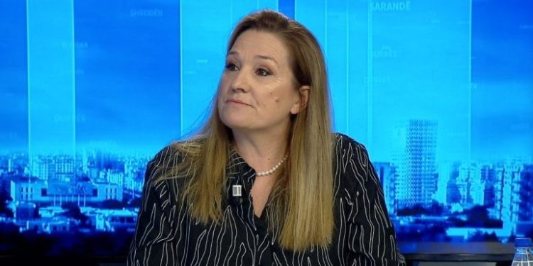 Tjetër largim nga Basha, Flutura Açka dorëhiqet nga të gjitha funksionet në PD