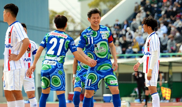 Nuk ka ndërmend të tërhiqet/ Futbollisti më i vjetër 55-vjeçar, mbledh rekord spektatorësh