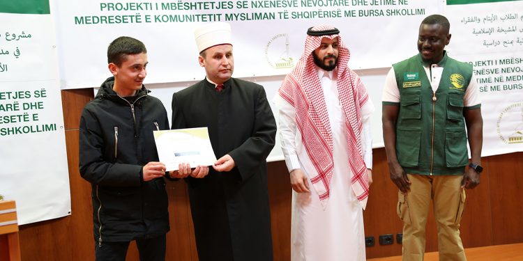 Akt i madh bamirësie/ Komuniteti Mysliman jep 300 mijë euro bursa për jetimët