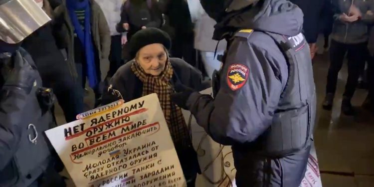 VIDEO/ Protestoi kundër luftës në Ukrainë, arrestohet në Rusi e moshuara që i mbijetoi Luftës së Dytë Botërore