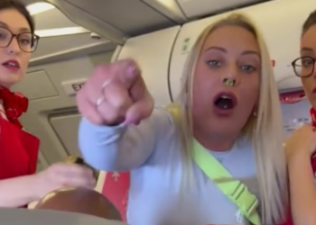 VIDEO/ “Çmendet” pasagjerja britanike, tentoi të hapte derën e avionit, gjobitet nga autoritetet