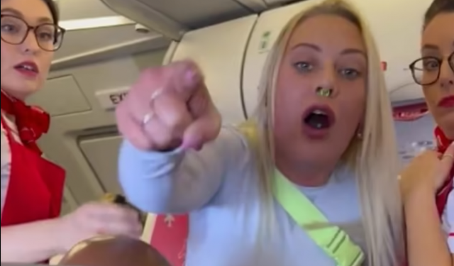 VIDEO/ “Çmendet” pasagjerja britanike, tentoi të hapte derën e avionit, gjobitet nga autoritetet