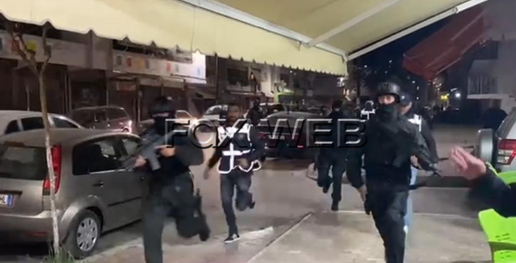 VIDEO/ Çfarë po ndodh në Fier? RENEA e snajperë zbarkojnë në qytet, situatë e tensionuar