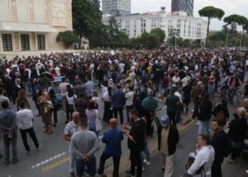 Sot dita e dytë e protestës kundër çmimit të naftës/ Qytetarët përpara Kryeministrisë