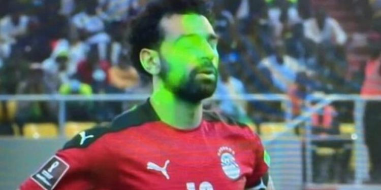 VIDEO/ Senegalezët pengojnë Salah me “artileri” lazer, egjiptiani ekzekuton penalltinë më të keqe në karrierë