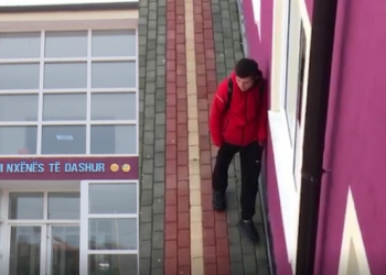 SKANDAL/ Drejtoresha përjashton nga shkolla nxënësin me aftësi të kufizuara