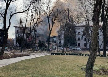 FOTO/ Sulm mizor/ Rusët bombardojnë teatrin ku strehoheshin mbi 1 mijë civilë në Ukrainë