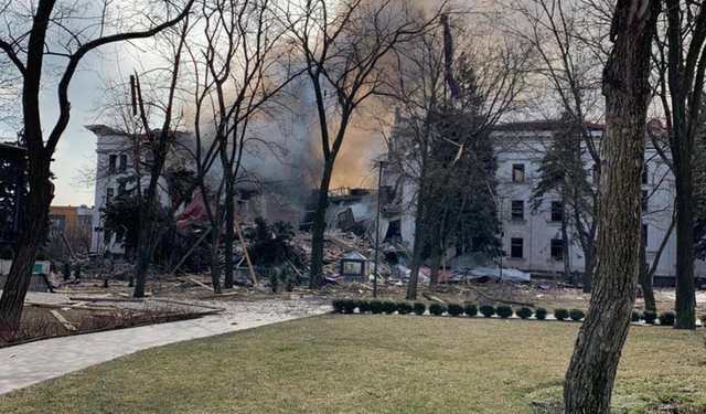 FOTO/ Sulm mizor/ Rusët bombardojnë teatrin ku strehoheshin mbi 1 mijë civilë në Ukrainë