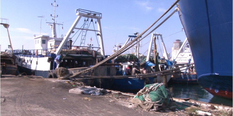 Sherr me pronarin, 38-vjeçari djeg varkën e peshkimit në Durrës