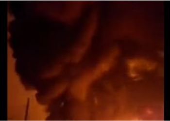 VIDEO/ Rusët bombardojnë dy rafineri nafte në Ukrainë