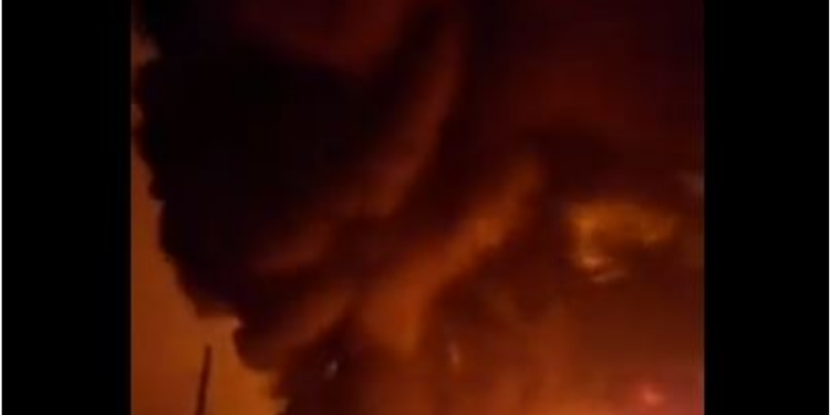 VIDEO/ Rusët bombardojnë dy rafineri nafte në Ukrainë