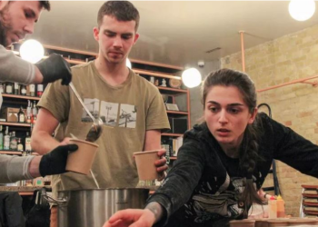 Dikur një restorant luksoz, biznesi në Kiev tashmë gatuan për ushtrinë, spitalet dhe të moshuarit