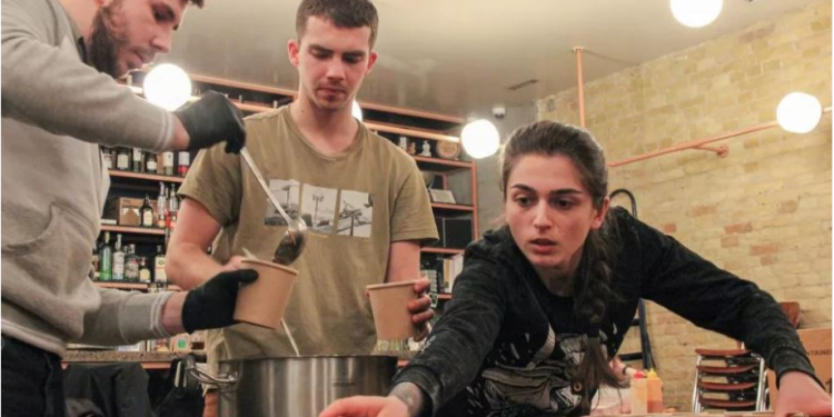 Dikur një restorant luksoz, biznesi në Kiev tashmë gatuan për ushtrinë, spitalet dhe të moshuarit