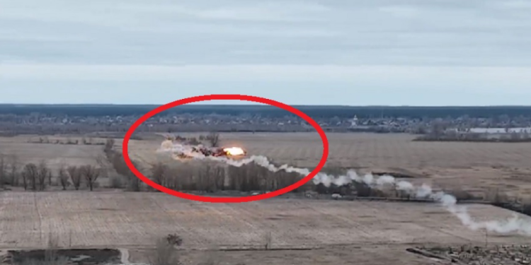 VIDEO/ WOW! Si në filma, momenti kur raketa kthen në një top zjarri helikopterin rus