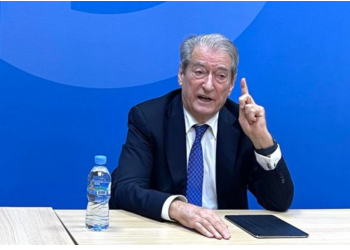 Deputetët ulen në gjunj dhe qepin gojën, Sali Berisha shpërthen me lajmin e fundit