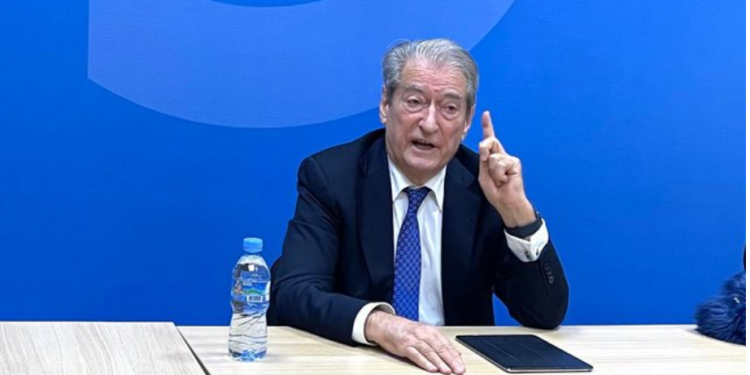 Deputetët ulen në gjunj dhe qepin gojën, Sali Berisha shpërthen me lajmin e fundit