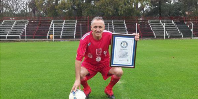 Nuk ka ndërmend të pensionohet, njihuni me lojtarin më të vjetër në botë