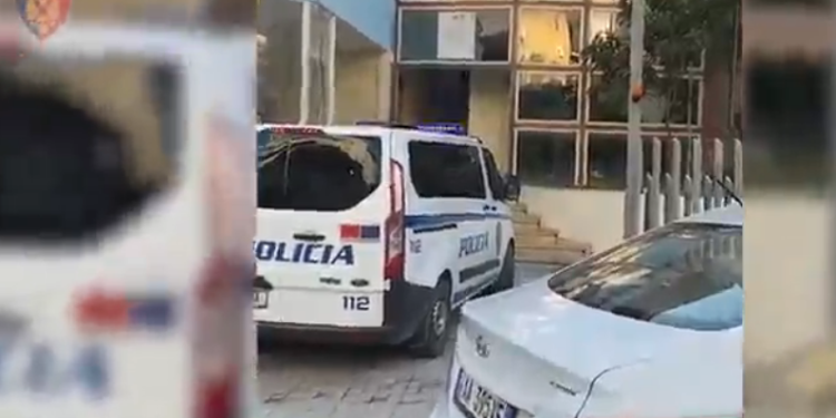 Dalin pamjet/ Ja momenti kur arrestohen zyrtarët e Kadastrës në Sarandë, në kërkim ish-drejtoresha