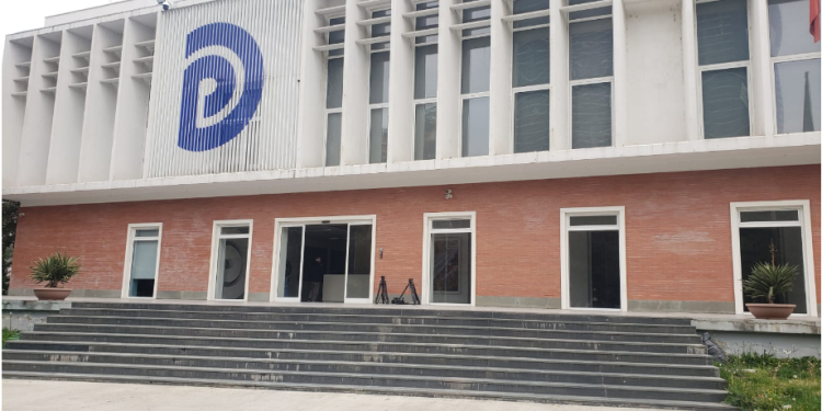 FOTO/ E zhveshur nga “blindat”, si duket Partia Demokratike sot