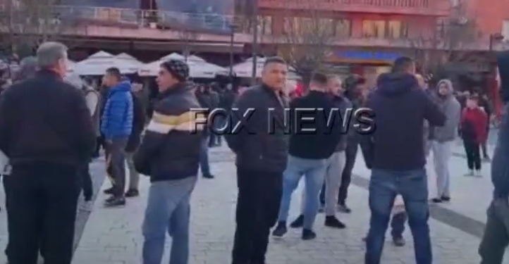 VIDEO/ Durrësi nuk mbahet, përleshje dhe grushta me policinë. Shiko LIVE