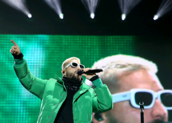 FOTO/ “Martohu me mua”, si u tërbua vajza në koncertin e Malumës në Tiranë