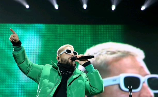 FOTO/ “Martohu me mua”, si u tërbua vajza në koncertin e Malumës në Tiranë