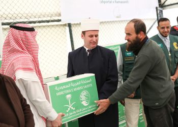 FOTO/ Fillon Muaji i Ramazanit, KMSH dhuron ushqime për 5500 familje në nevojë