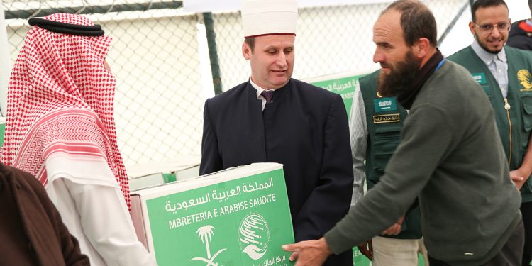 FOTO/ Fillon Muaji i Ramazanit, KMSH dhuron ushqime për 5500 familje në nevojë