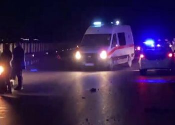 Aksident i rëndë në Tiranë – Durrës, kamioni përplaset dhe zhvendos trafik-ndarësen e betonit