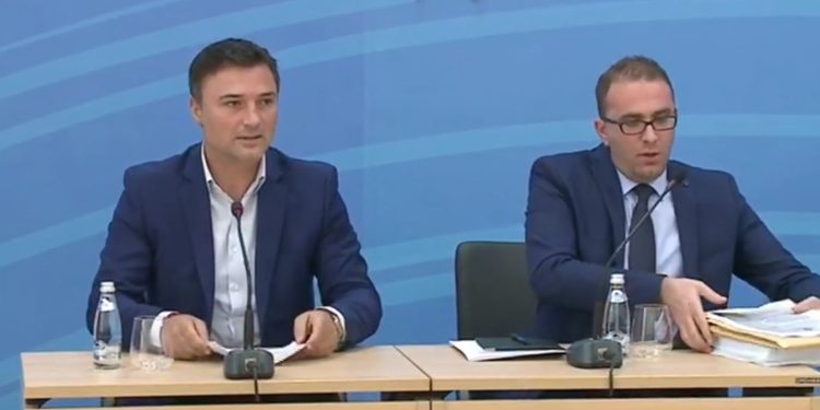 Agjentët e Lulit tremben nga demokratët, nuk pranojnë të heqin dyet e blindura