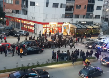 VIDEO/Pamje të rënda nga aksidenti i ndodhur në Unazën e Re, qytetari i shtrirë në rrugë…