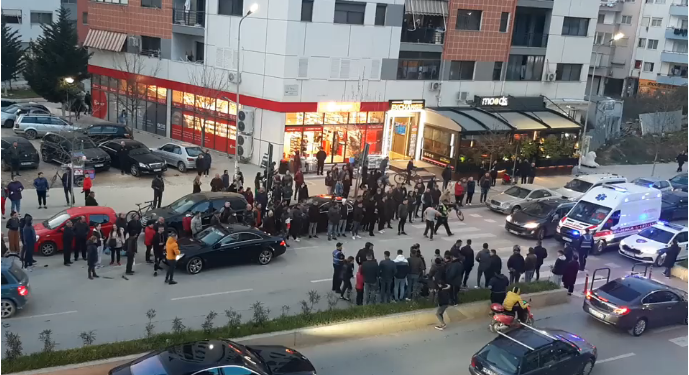 VIDEO/Pamje të rënda nga aksidenti i ndodhur në Unazën e Re, qytetari i shtrirë në rrugë…