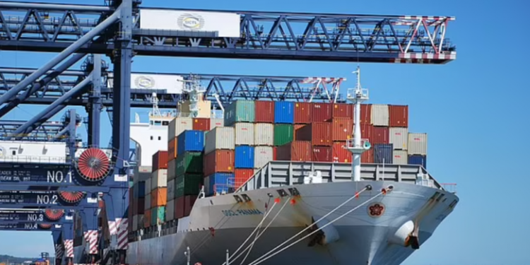 Çfarë po ndodh? Një anije mallrash nga Bangladeshi sulmohet në Detin e zi