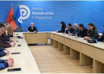 FOTO/ Berisha ulet në karrigen e Bashës: Ja vendimi i parë që u mor nga komisioni i Rithemelimit