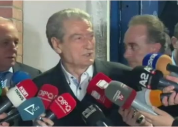 Përfundon mbledhja/ Sali Berisha suprizon gazetarët me përgjigjet për selinë