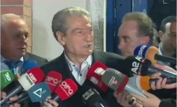 Përfundon mbledhja/ Sali Berisha suprizon gazetarët me përgjigjet për selinë