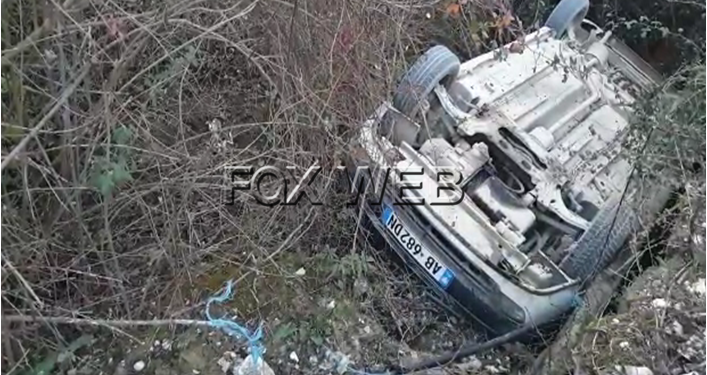 Makina bie nga ura në Berat dhe përfundon e kthyer përmbys, plagoset drejtuesi i mjetit