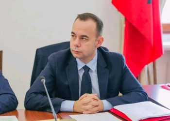 Deputeti i Partisë Socialiste dorëzon mandatin dhe shkon në burg me këmbët e tij