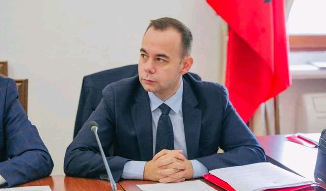 Deputeti i Partisë Socialiste dorëzon mandatin dhe shkon në burg me këmbët e tij