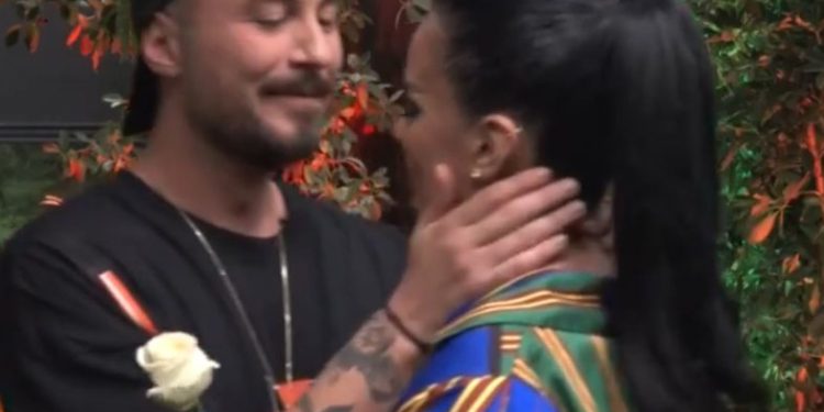 “Zbulohet e dashura e re e Donaldit”, thirrja epike që fton qytetarët të protestojnë në shesh