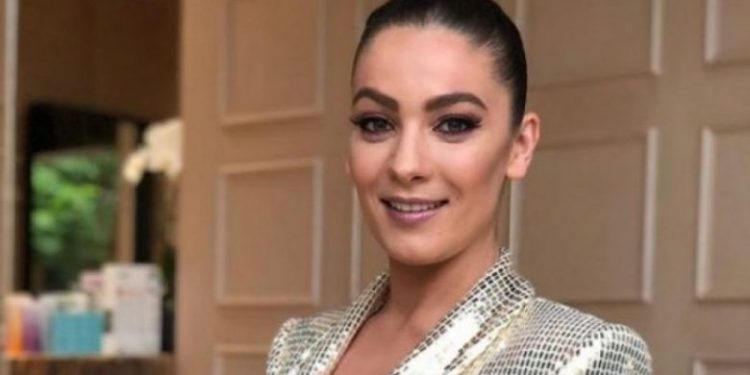 “Jam shumë keq”/ Aktorja e humorit ndan lajmin e rëndë: Humba dy binjakët e mi