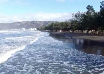 Fenomen i çuditshëm/ Tërhiqet 20 metra deti në Shëngjin