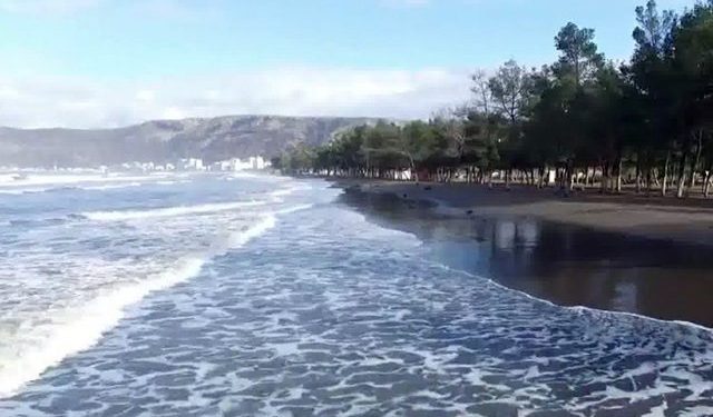 Fenomen i çuditshëm/ Tërhiqet 20 metra deti në Shëngjin