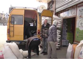 Radhë e madhe për miell në Dibër, tregtari: Deri tani nuk e kemi rritur çmimin